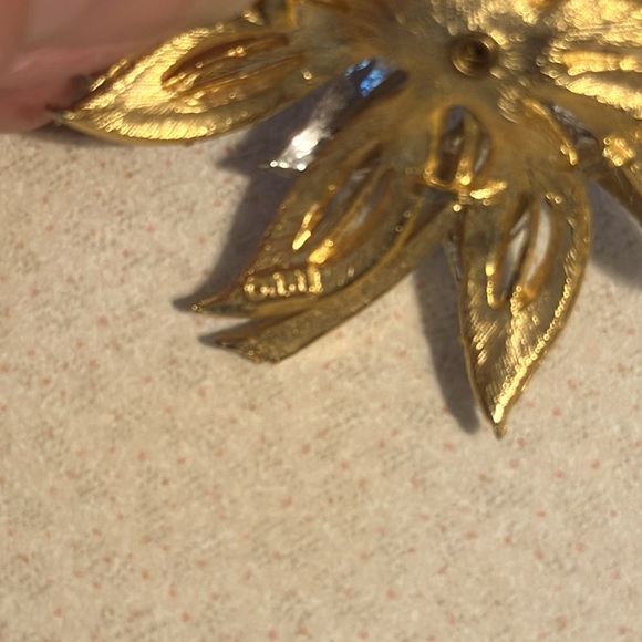 Beautiful JJ gold tone and silver tone rhinestone flower broach (745) - Picture 5 of 5